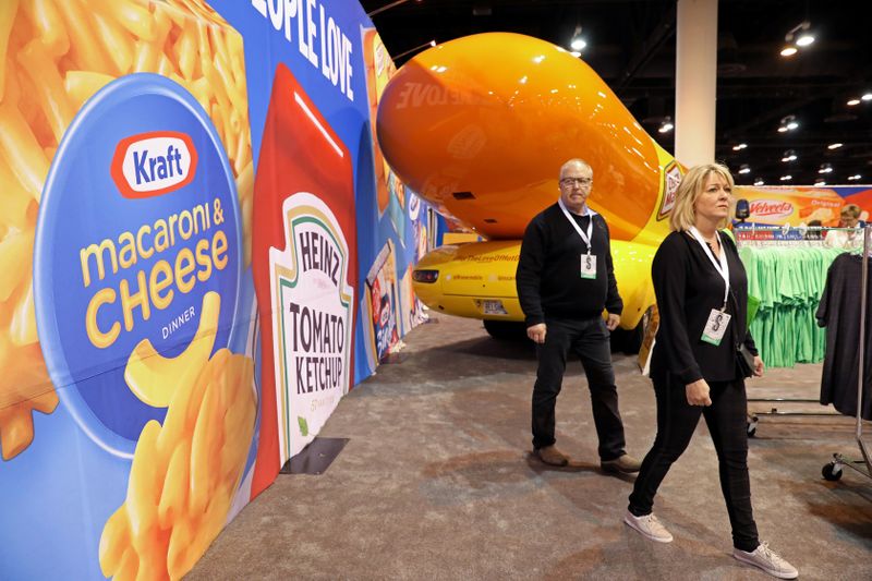 © Reuters. Shareholders shop for discounted products at the Kraft Heinz booth at the annual Berkshire Hathaway shareholder meeting in Omaha