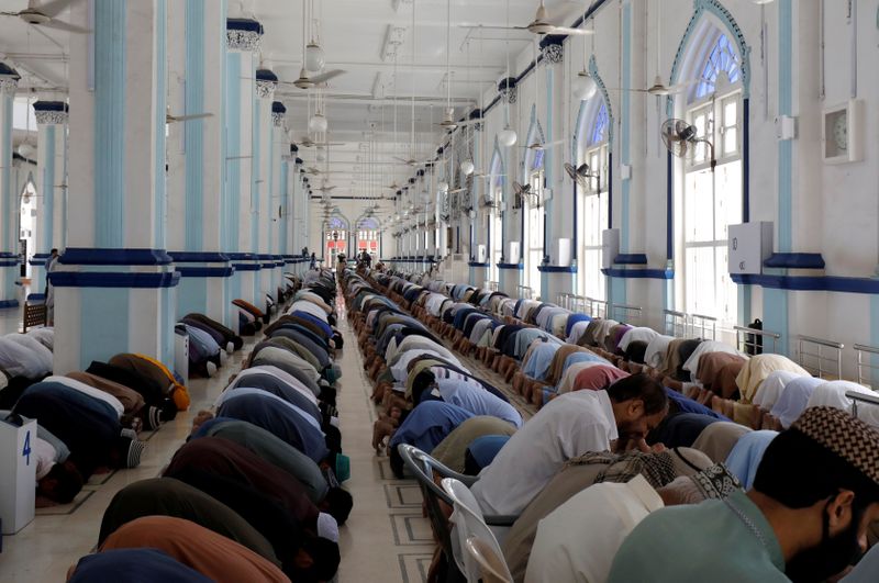 &copy; Reuters. أطباء في باكستان يحثون الحكومة على إعادة فرض القيود على الصلاة في المساجد