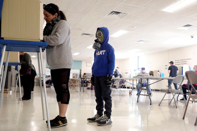 © Reuters. FILE PHOTO: FILE PHOTO: Voters cast ballots during the presidential primary election in Wisconsin