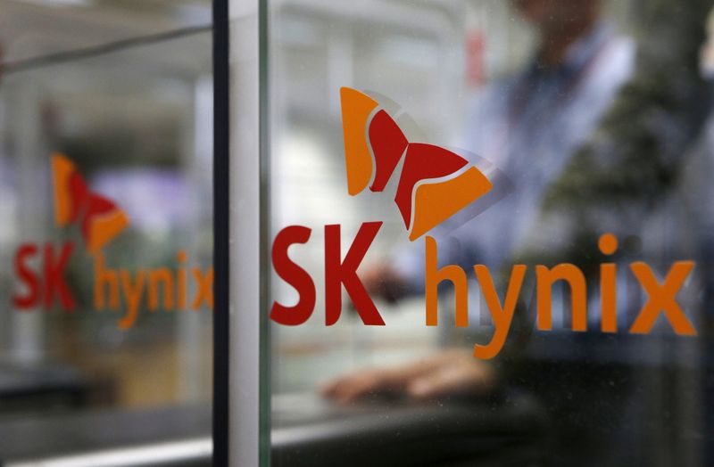 &copy; Reuters. FILE PHOTO: Employee walks past the logo of SK Hynix at its headquarters in Seongnam