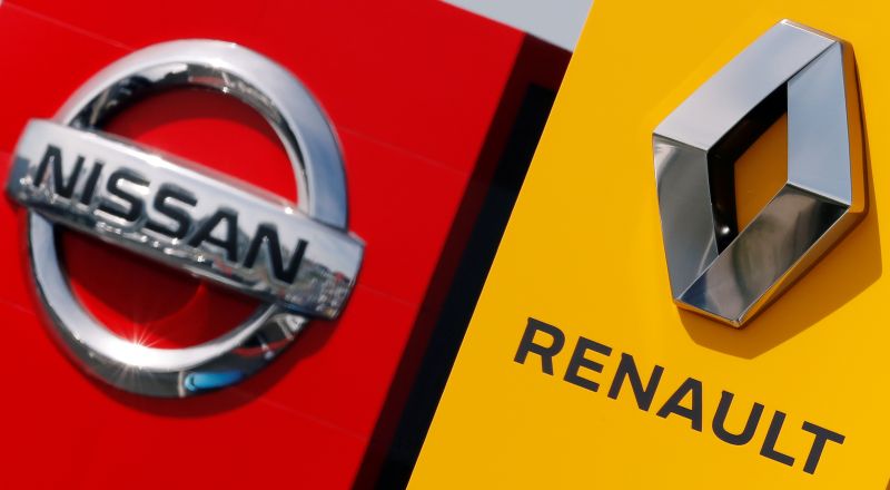 &copy; Reuters. The logos of car manufacturers Renault and Nissan are seen in front of dealerships of the companies in Reims