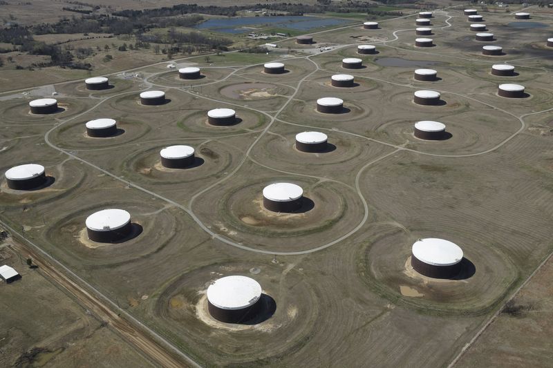 &copy; Reuters. FILE PHOTO: Crude oil storage tanks are seen from above at the Cushing oil hub in Cushing