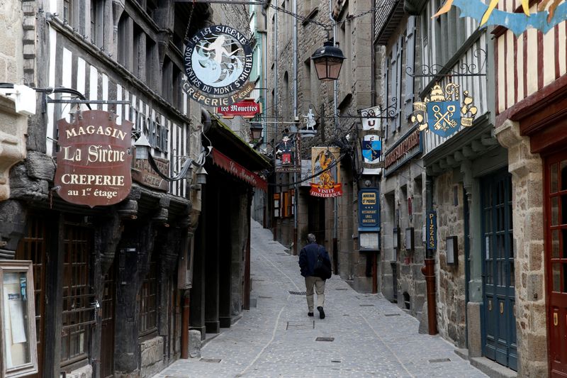 &copy; Reuters. FILE PHOTO:  Coronavirus lockdown turns iconic Mont Saint-Michel into ghost fortress