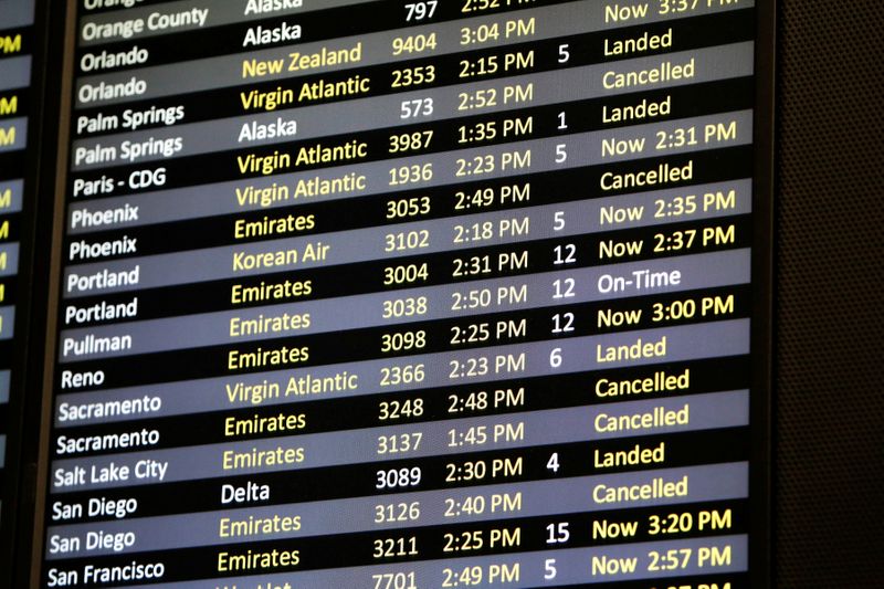 &copy; Reuters. Imagen de archivo de varios vuelos cancelados en un monitor en el Aeropuerto Internacional Seattle-Tacoma, en Washington