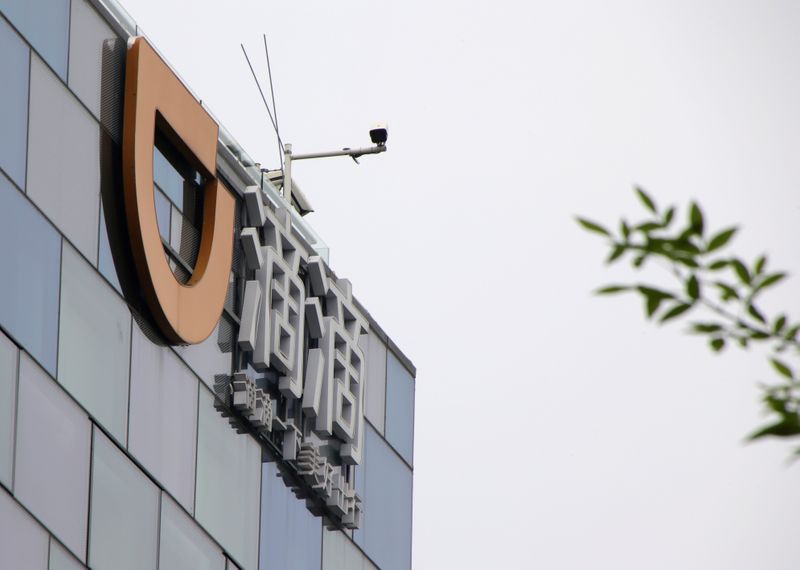 &copy; Reuters. FILE PHOTO: Logo of Didi Chuxing is seen at its headquarters building in Beijing