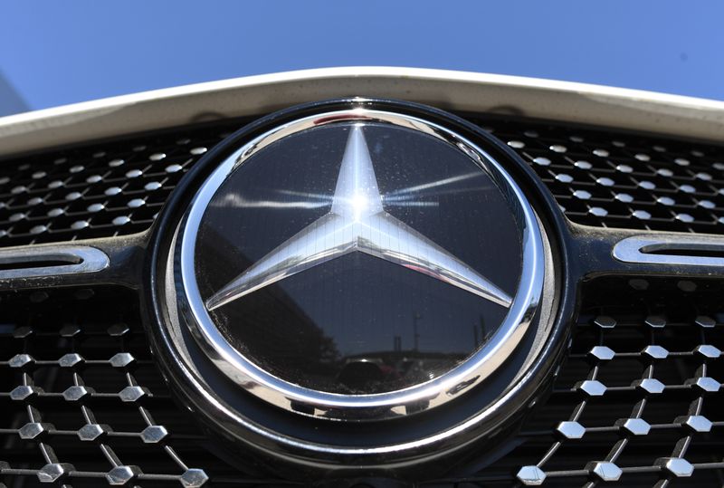 &copy; Reuters. El logo de Mercedes-Benz se ve cerca de la sede de Daimler, mientras la propagación de la enfermedad del coronavirus (COVID-19) continúa en Stuttgart, Alemania