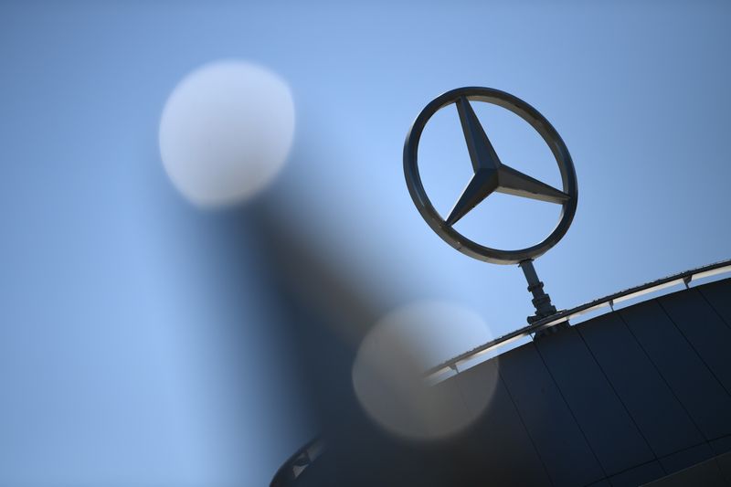 &copy; Reuters. Логотип Mercedes-Benz у штаб-квартиры Daimler в Штутгарте