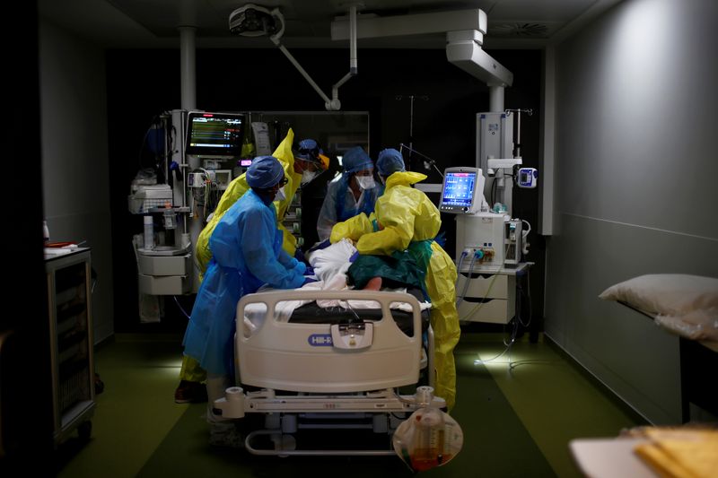 &copy; Reuters. Un paciente con coronavirus es tratado en la Unidad de Cuidados Intensivos (UCI) del hospital privado Centre Cardiologique du Nord de Saint-Denis, cerca de París, Francia, el 22 de abril de 2020