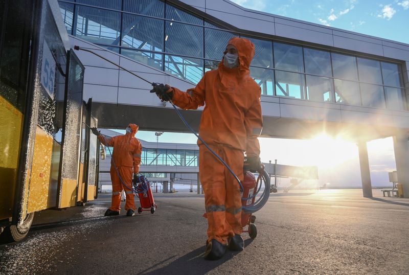 &copy; Reuters. Специалисты дезинфицируют автобус в международном аэропорту Ростава-на-Дону
