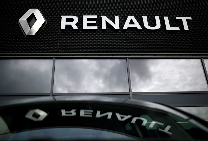 © Reuters. FILE PHOTO: Logo of Renault carmaker is pictured at a dealership in Orvault