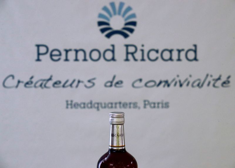 © Reuters. Логотип на бутылке Ricard на пресс-конференции Pernod Ricard в Париже