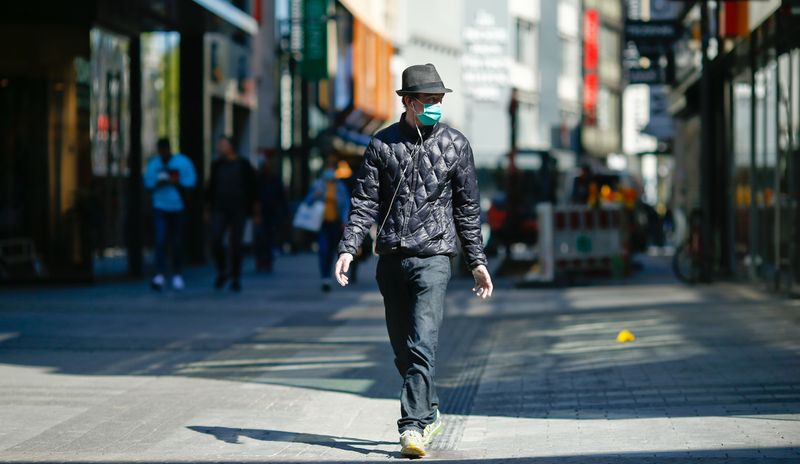 &copy; Reuters. Un uomo in una delle vie dello shopping di Colonia, Germania, 22 aprile 2020