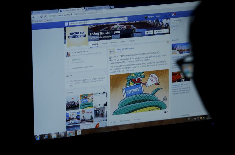 &copy; Reuters. FILE PHOTO: An internet user browses through the Vietnamese government&apos;s new Facebook page in Hanoi