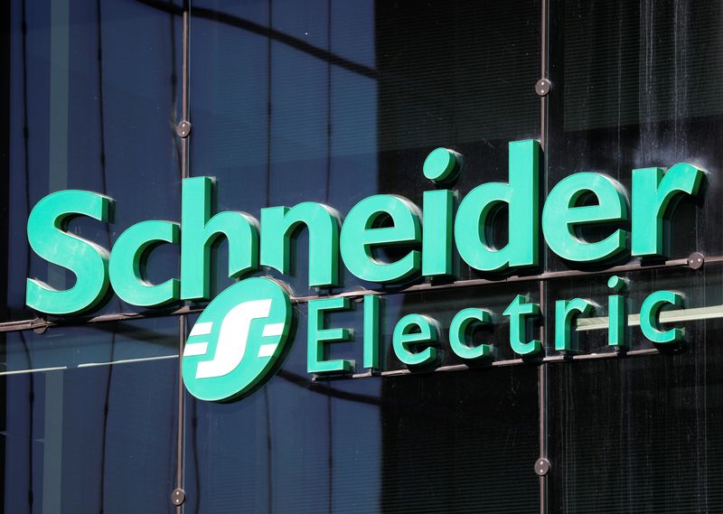 &copy; Reuters. FILE PHOTO:  The logo of Schneider Electrics is pictured at the company&apos;s headquarters in Rueil-Malmaison near Paris