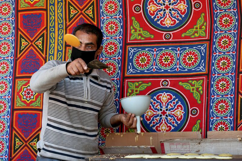 &copy; Reuters. Palestinians prepare for the holy fasting month of Ramadan, amid concerns about the spread of the coronavirus disease, in Gaza