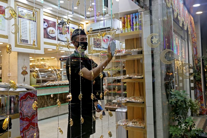 © Reuters. Palestinians prepare for the holy fasting month of Ramadan, amid concerns about the spread of the coronavirus disease, in Gaza