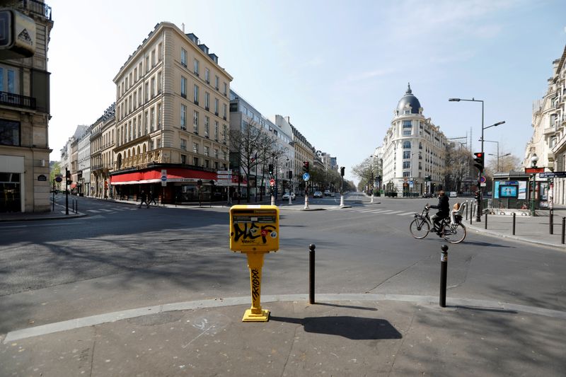 © Reuters. FILE PHOTO: Coronavirus disease (COVID-19) outbreak in Paris