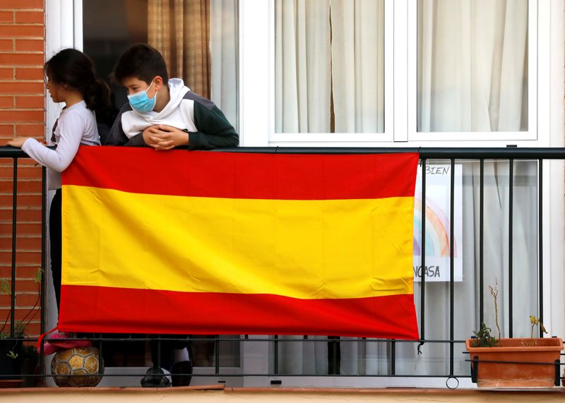 &copy; Reuters. Crianças em varanda em Ronda, na Espanha