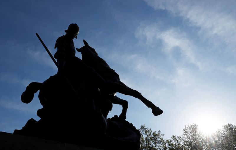 &copy; Reuters. Una silueta de la estatua de San Jorge y el Dragón se ve en el Bosque de St John, mientras continúa la propagación de la enfermedad coronavirus (COVID-19), en Londres, Reino Unido