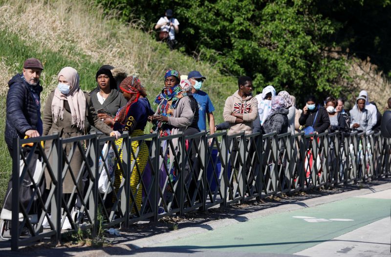 &copy; Reuters. Food banks in Paris suburbs during lockdown imposed to slow the rate of the coronavirus disease