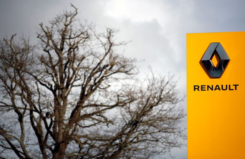 © Reuters. FOTO DE ARCHIVO: El logo de Renault en un concesionario de Les Sorinieres