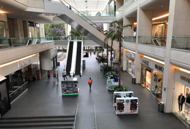 &copy; Reuters. A handful of people walk inside a shop[ing mall as the coronavirus disease (COVID-19) outbreak continues in Mexico City