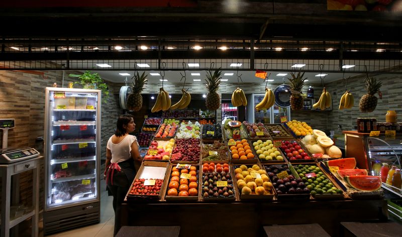 &copy; Reuters. FOTO DE ARCHIVO: Vegetales y frutas en un mercado de  Buenos Aires