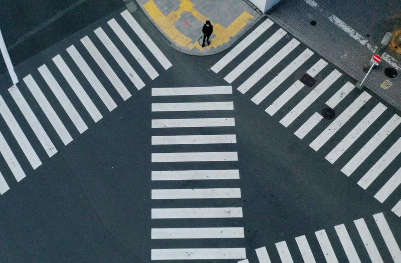 &copy; Reuters. LA PANDÉMIE CONTINUE D&apos;ENFONCER L&apos;ÉCONOMIE MONDIALE DANS LA CRISE