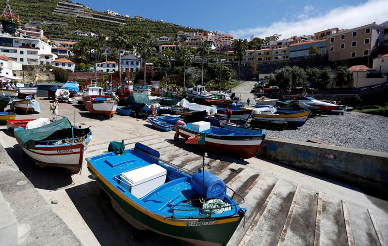 © Reuters. FOTO DE ARCHIVO: Una vista general del pueblo de Camara de Lobo cerca de Funchal, Portugal