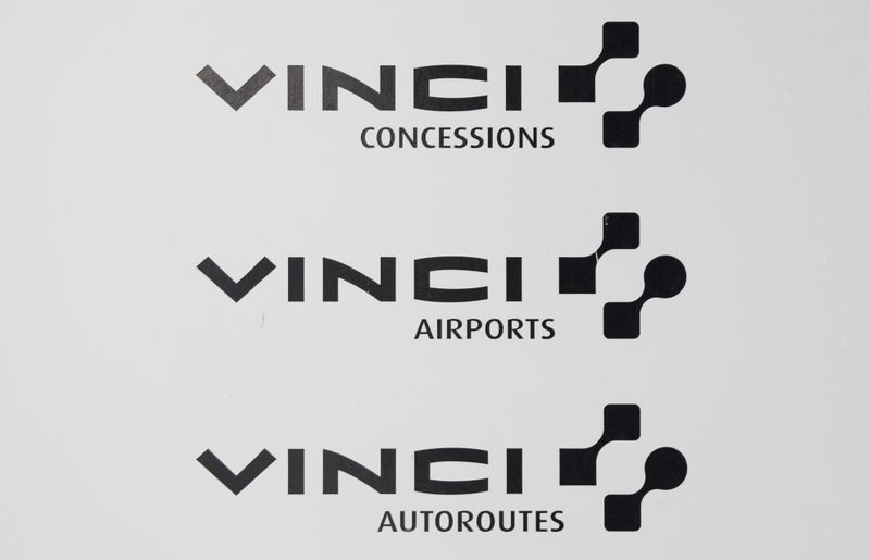 &copy; Reuters. The logo of Vinci is pictured at the company&apos;s headquarters in Rueil-Malmaison near Paris