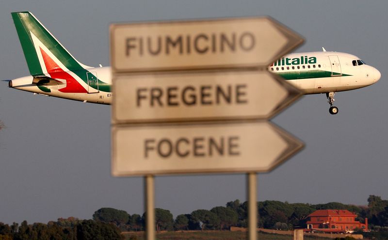 &copy; Reuters. FILE PHOTO: An Alitalia Airbus A320 airplane approaches to land at Fiumicino airport in Rome