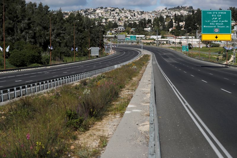&copy; Reuters. إسرائيل تستغل قلة حركة المرور لتجديد الشوارع وخطوط السكك الحديدية