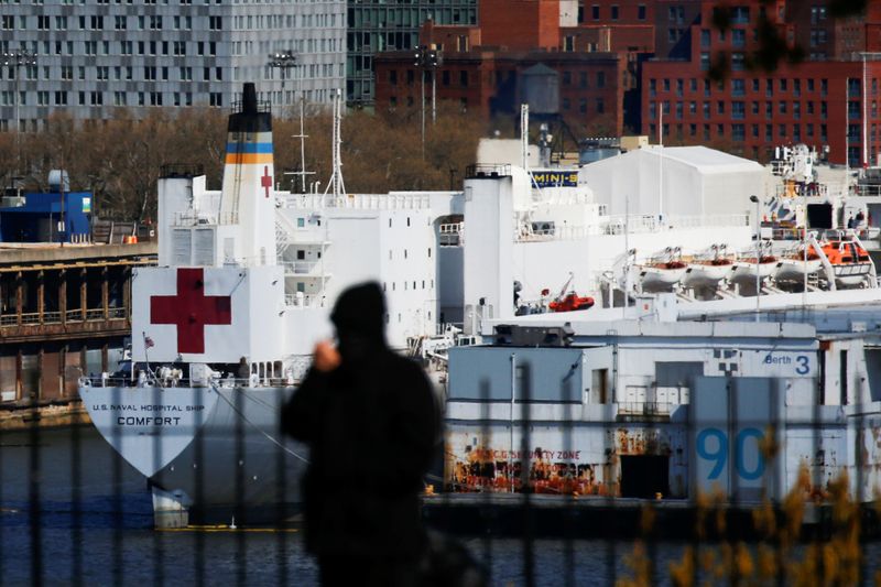 &copy; Reuters. Navio hospital da Marinha dos EUA em píer de Manhattan