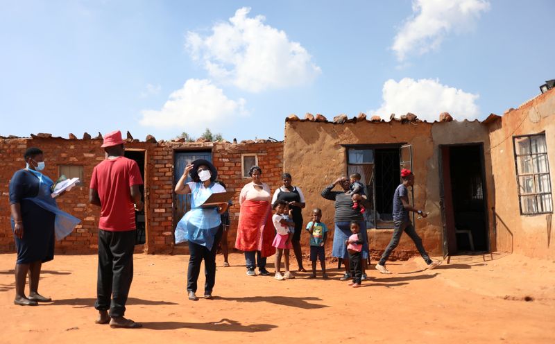 &copy; Reuters. Agentes de saúde conversam com moradores durante testagem de Covid-19 em Lenasia, na África do Sul