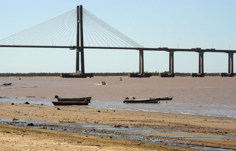 © Reuters. Rio Paraná na região de Rosario, Argentina, onde nível d'água registrou forte queda