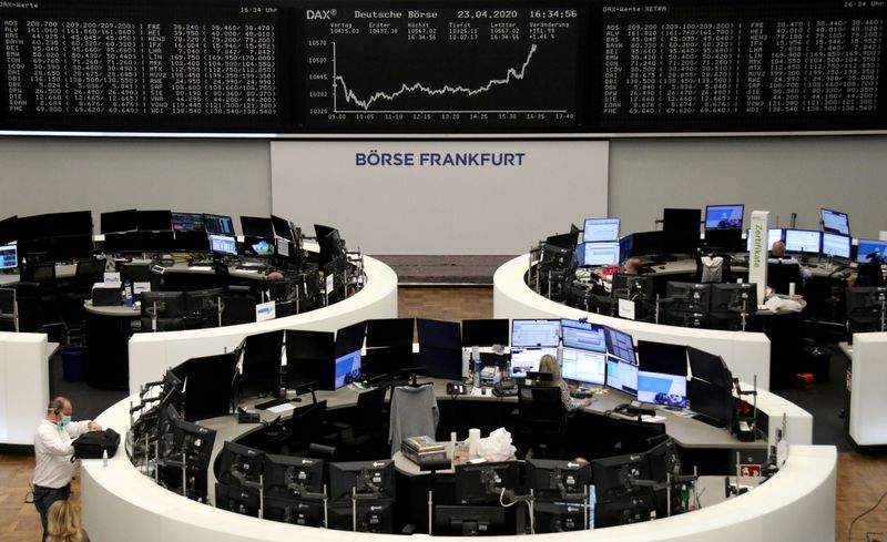 &copy; Reuters. Pantalla con el índice de precios de acciones alemanas DAX en la Bolsa de Fráncfort, Alemania.