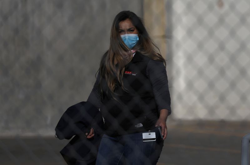 © Reuters. Funcionária com máscara de proteção contra coronavírus em unidade da JBS USA em Greeley, Colorado (EUA), que foi fechada por causa da pandemia