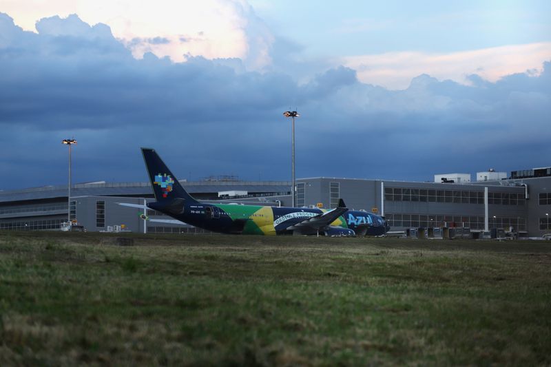 © Reuters. Avião da Azul no aeroporto internacional de Viracopos, em Campinas (SP)