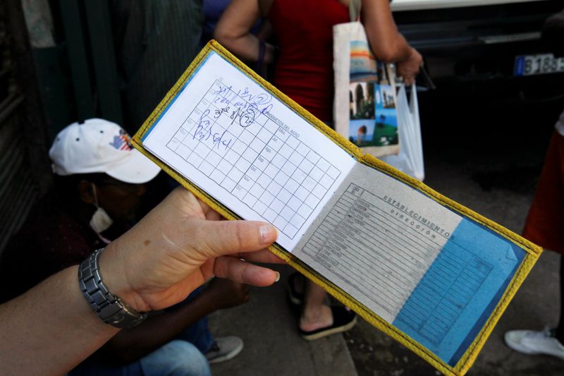 &copy; Reuters. Mulher mostra sua &quot;libreta&quot; em mercado de Havana