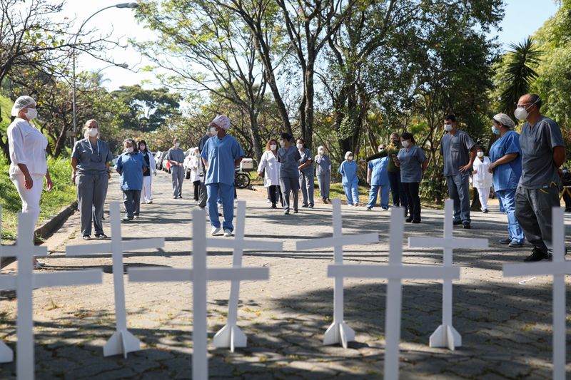 © Reuters. Profissionais de saúde do Hospital Dr. José Soares Hungria, em São Paulo (SP), homenageiam colega morta pelo coronavírus