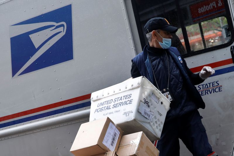 © Reuters. United States Postal Service (USPS) worker unloads packages in Manhattan during outbreak of coronavirus disease (COVID-19) in York