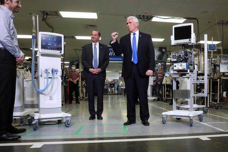 &copy; Reuters. Foto del martes del vicepresidente de EEUU, Mike Pence, y el secretario de Salud y Servicios Humanos, Alex Azar, en una instalación de GE Healthcare Madison, Wisconsin, en medio de la pandemia de coronavirus