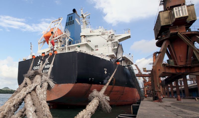 © Reuters. Navio atracado no Porto de Santos (SP) para ser carregado com soja