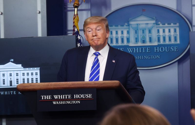 &copy; Reuters. U.S. President Trump leads the daily coronavirus task force briefing at the White House in Washington