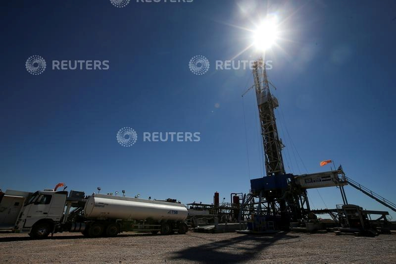 © Reuters. Sonda de petróleo na região de Vaca Muerta, na Patagônia argentina