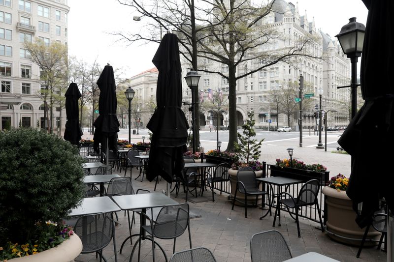 © Reuters. FOTO DE ARCHIVO: Mesas de restaurante vacías se sientan en una plaza en Pennsylvania Avenue durante el brote de coronavirus en el centro de Washington