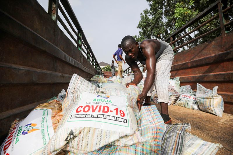 &copy; Reuters. Men load sacks of rice in Abuja