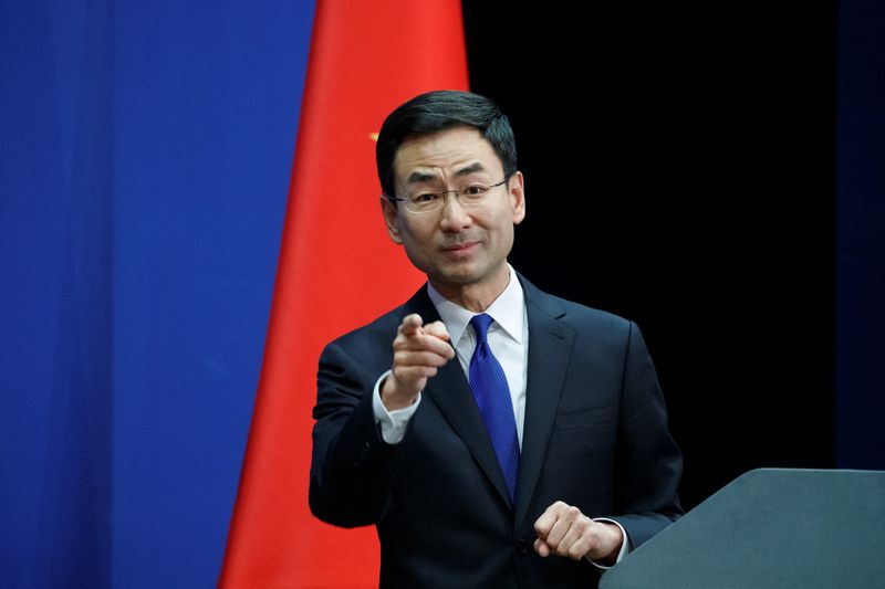 © Reuters. FILE PHOTO: Chinese Foreign Ministry spokesman Geng Shuang takes a question from a journalist during the daily press briefing of the Foreign Ministry in Beijing