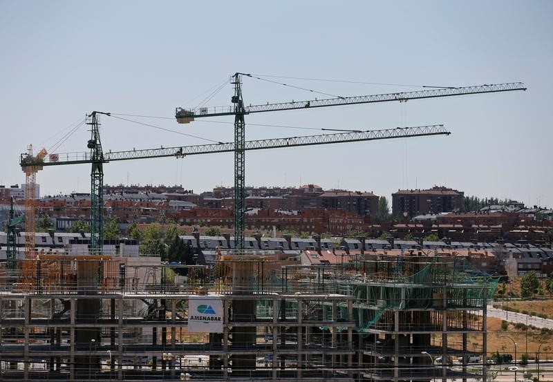&copy; Reuters. Imagen de grúas en una desarrollo inmobiliario al norte de Madrid el 18 de julio de 2016