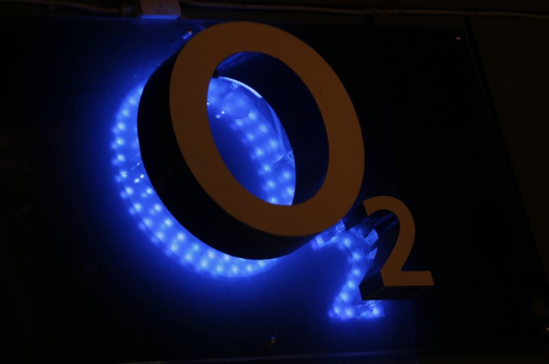 &copy; Reuters. El logo de O2 Deutschland, filial alemana de Telefónica España, se ve en una tienda en Bonn